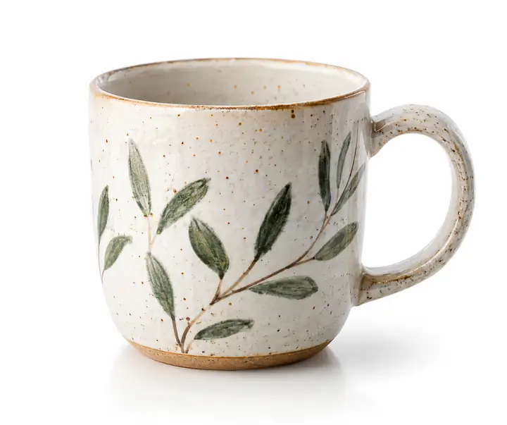 Illustrative Keramiktasse vor einem hellen weißen Studiohintergrund.
